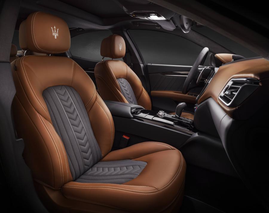 Интерьер Maserati Ghibli S GranLusso 2017 года  (фото 7 из 45)